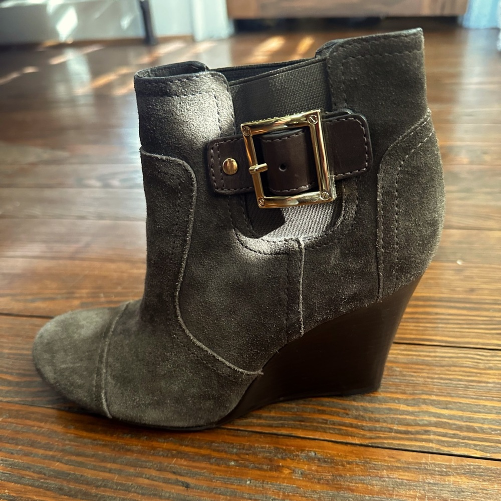 Grey/brown Tory Burch suede booties. EUC 8